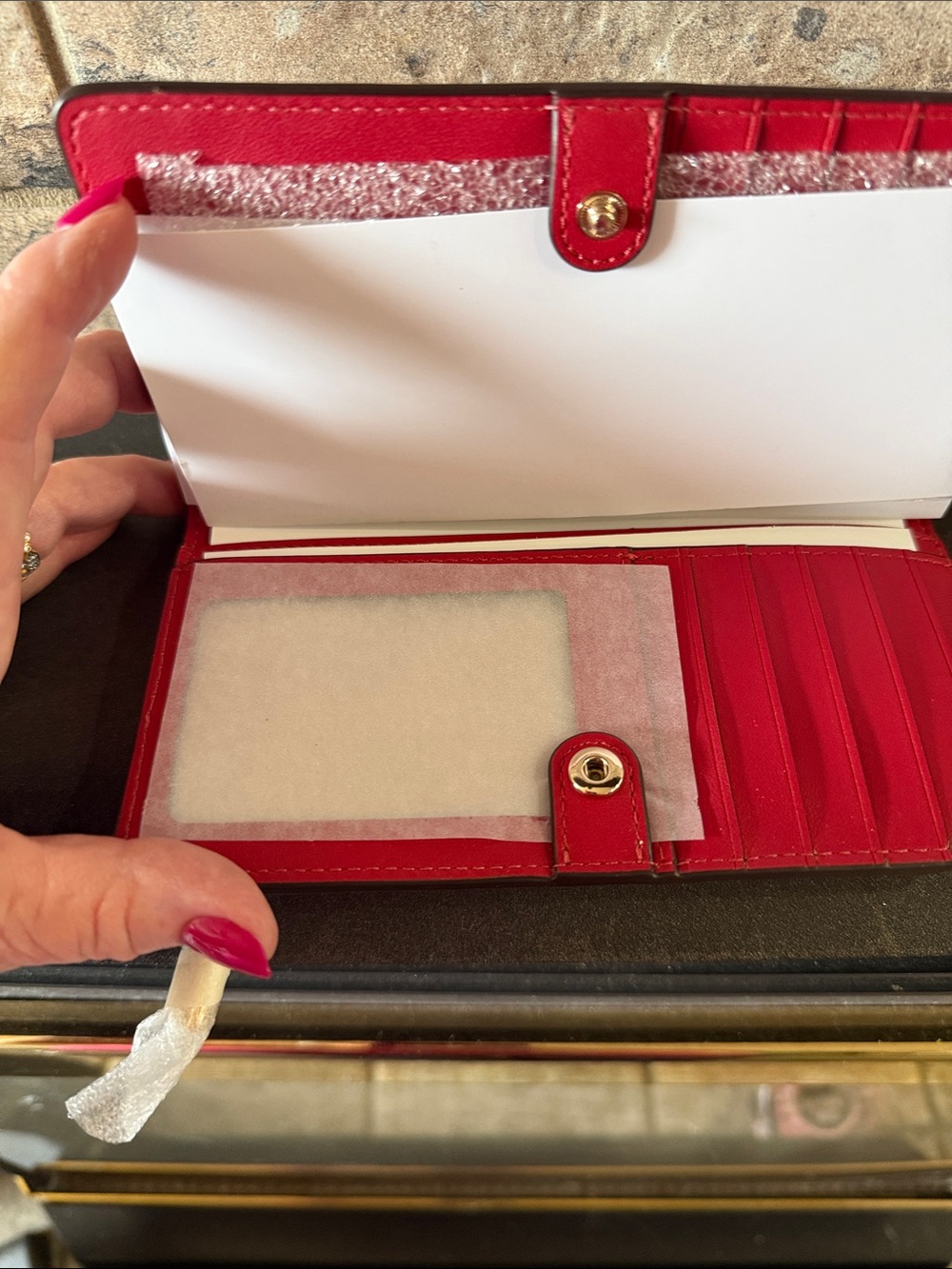 kate spade red Saffiano zip-around wallet with gold logo - Picture 3 of 6